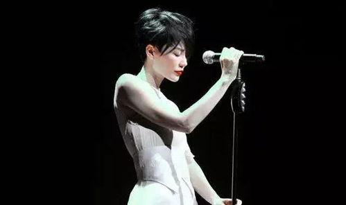 窦靖童穿军大衣表情包,时尚与个性的完美结合